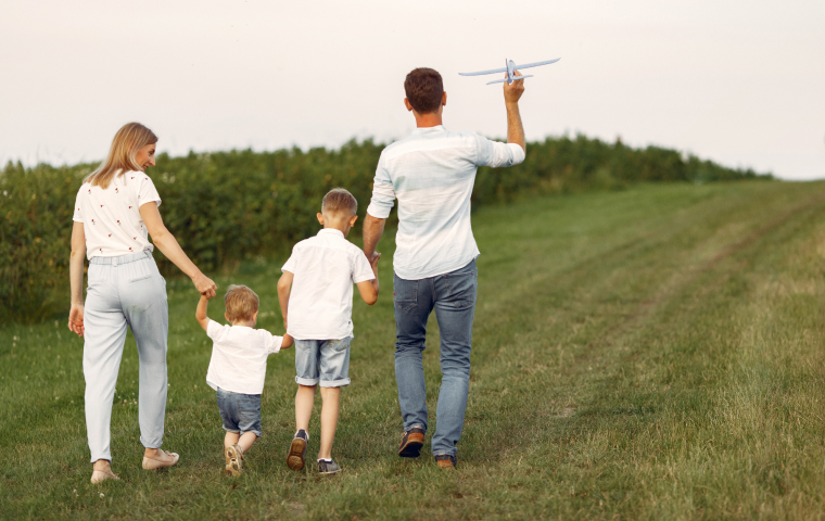 Immagine di una famiglia mano per la mano